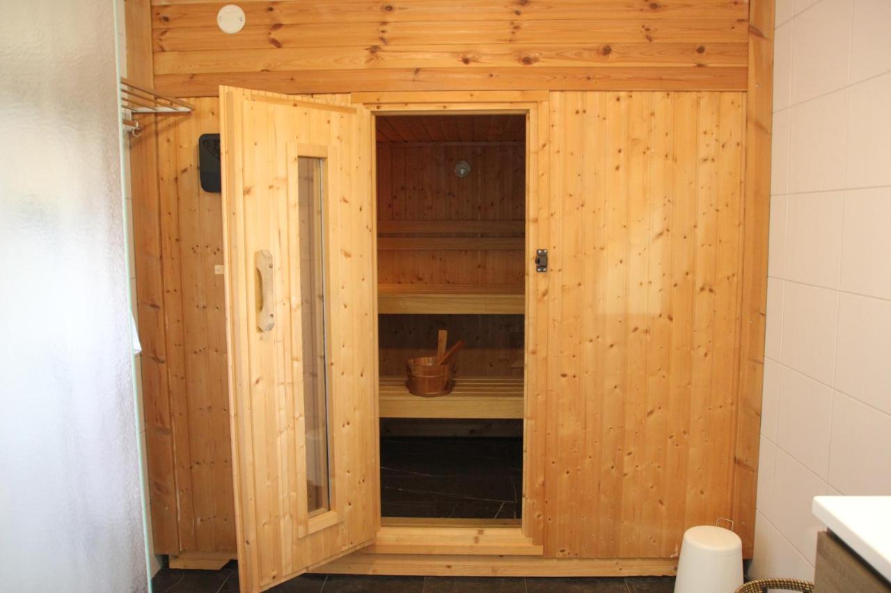 Вилла Familiehuis De Betuwe Met Prive Kunstgras Tennisbaan En Sauna Erichem Экстерьер фото