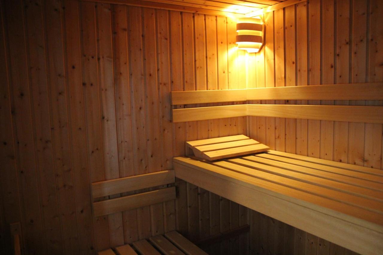Вилла Familiehuis De Betuwe Met Prive Kunstgras Tennisbaan En Sauna Erichem Экстерьер фото